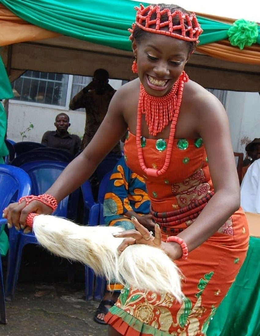 Traditionally wedded MbaIse bride dancing in admirations of her husband | Photo credit: asbgistng.com