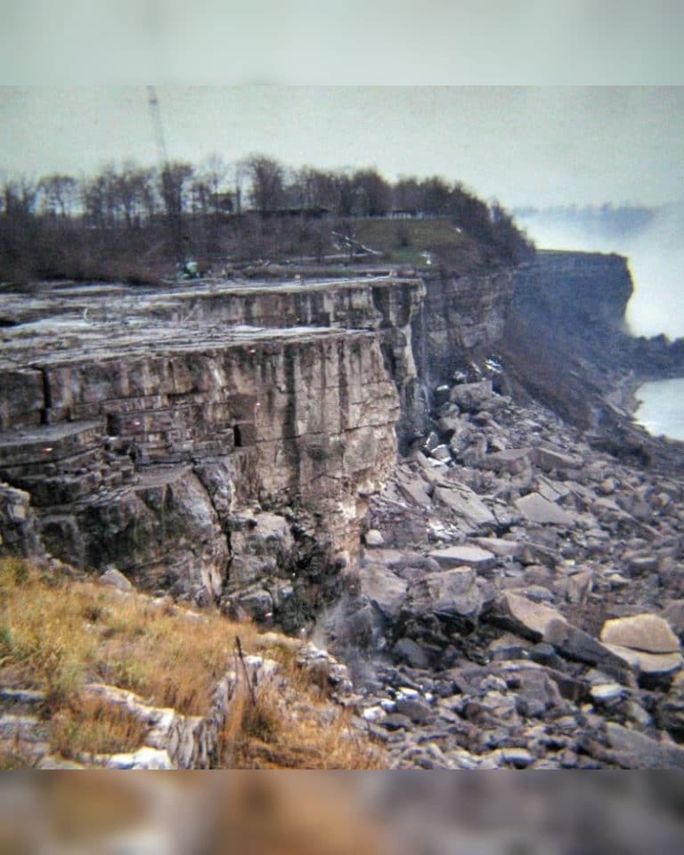 Top 93+ Images photos of niagara falls drained Completed