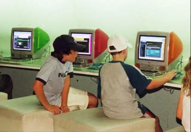 90s Language Lab 32 Outdated Electronics That Were State of the Art in the 90s – Page 23