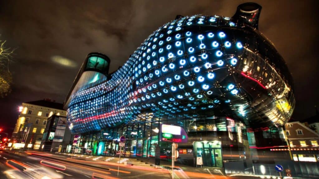 Buildings With Shapes That Shouldn’t Be Structurally Possible – Page 14