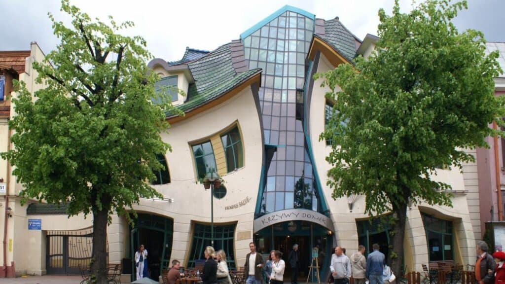 Buildings With Shapes That Shouldn’t Be Structurally Possible – Page 17