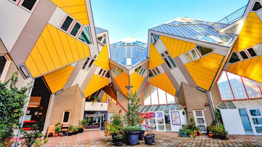 Buildings With Shapes That Shouldn’t Be Structurally Possible – Page 4